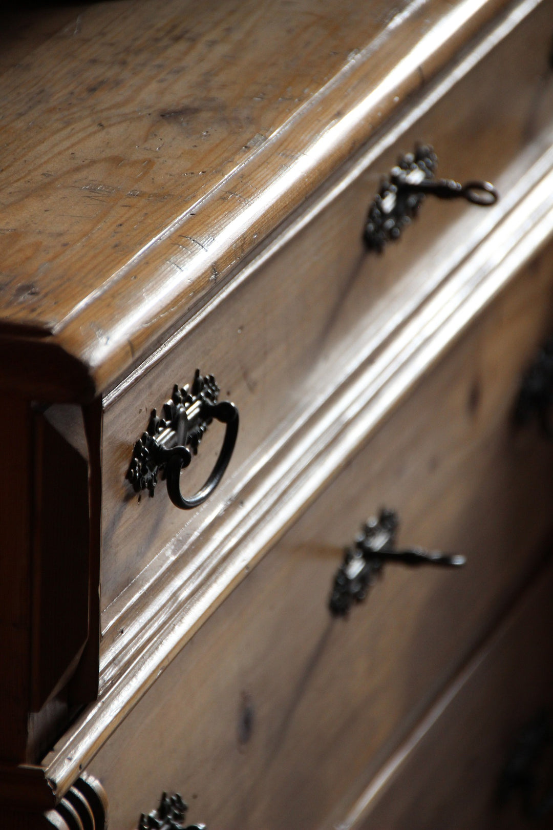 Guide to Vintage Drawer Pulls: Styles and Uses